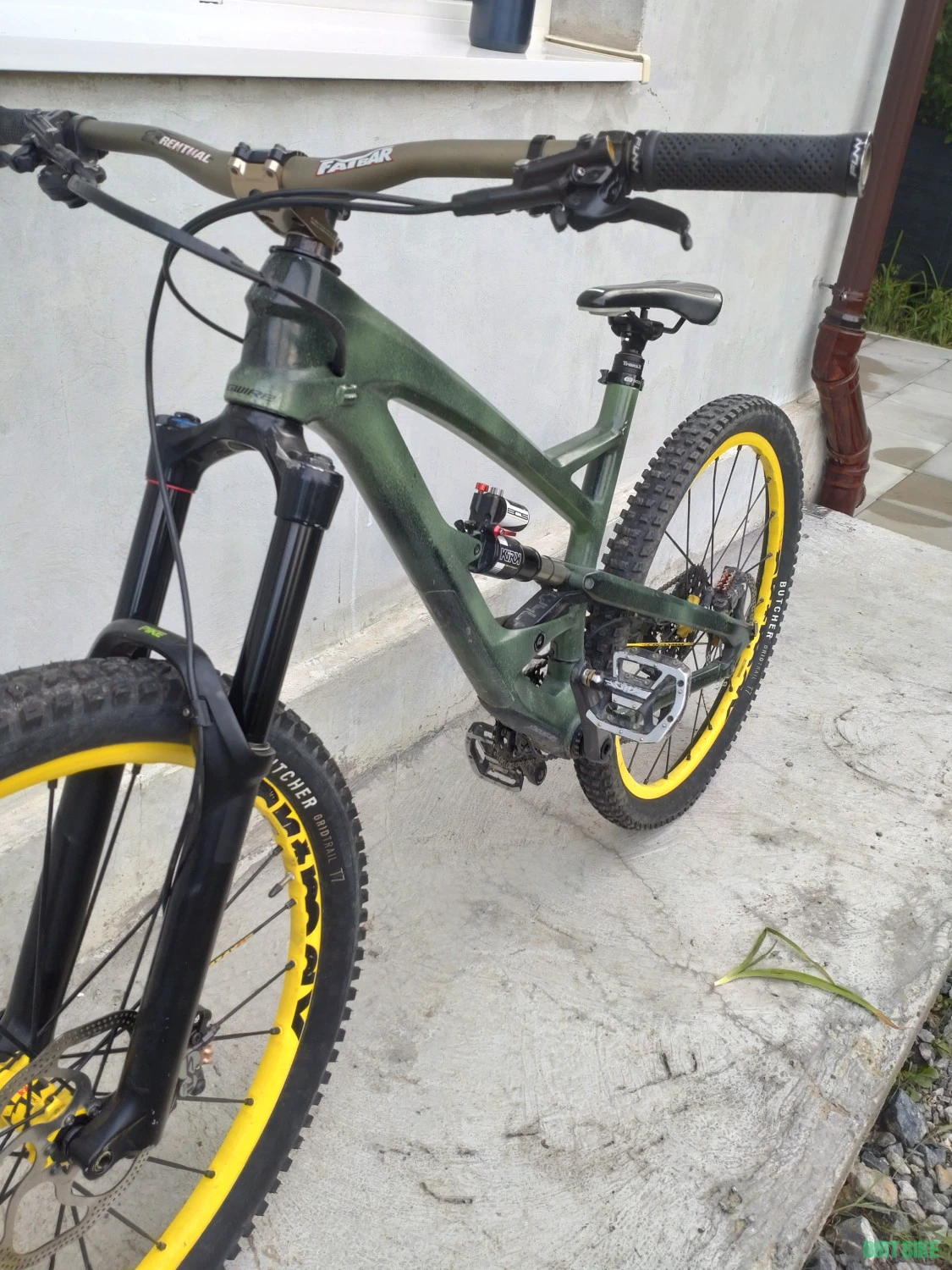 2. YT Capra CF pro