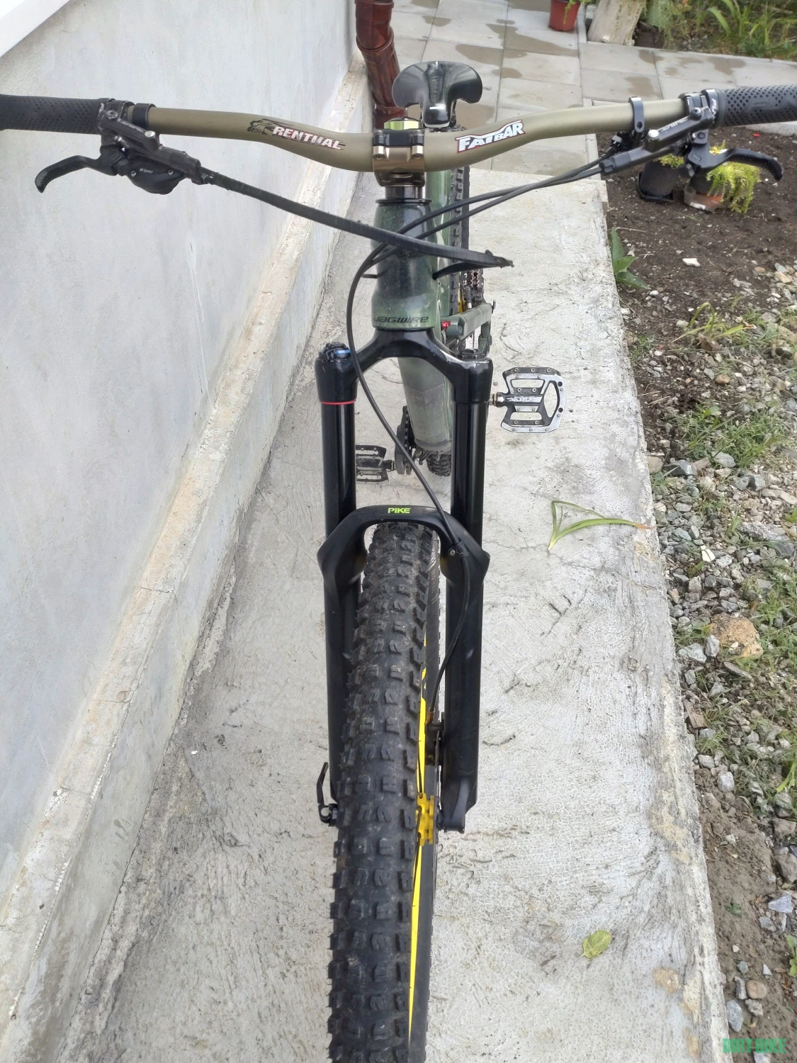 4. YT Capra CF pro