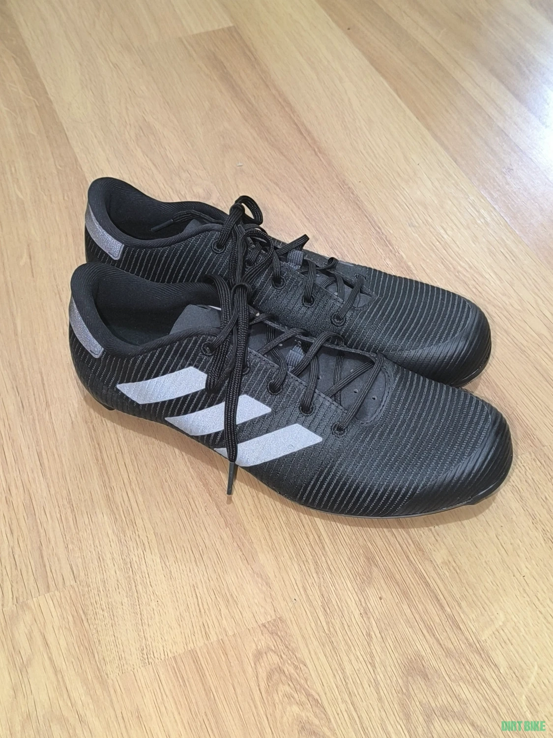 6. Adidas The Road Shoe 2.0 negri 42.5