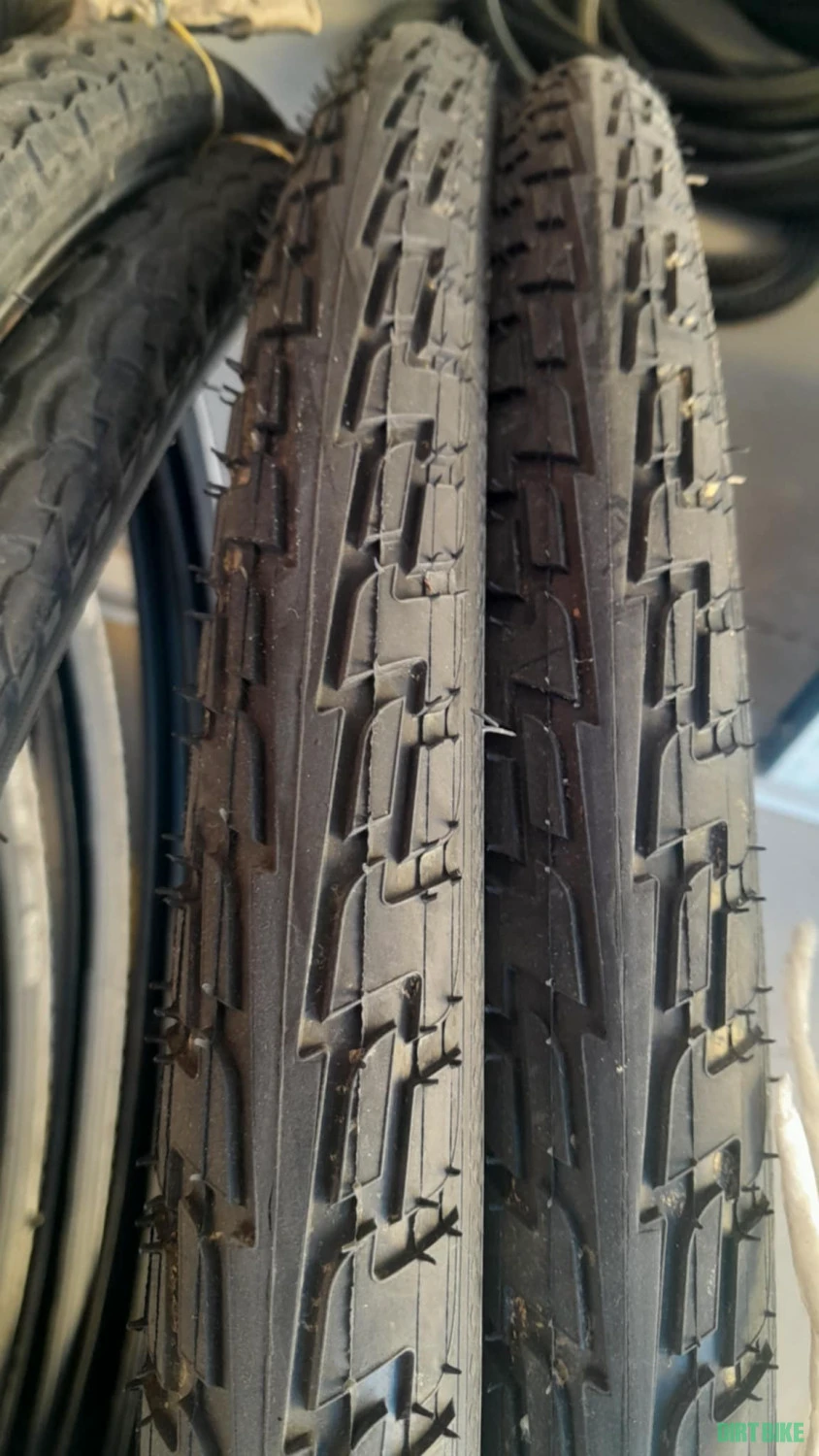 9. Vand anvelope 28 SCHWALBE si alte marci pentru biciclete de oras
