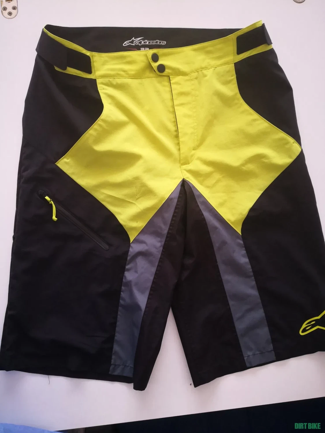 1. Vand pantaloni scurti AlpineStars marime 32