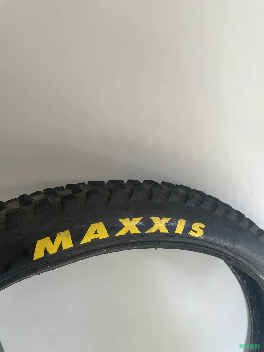 1. Maxxis DHR II, MaxxGrip, DH casing