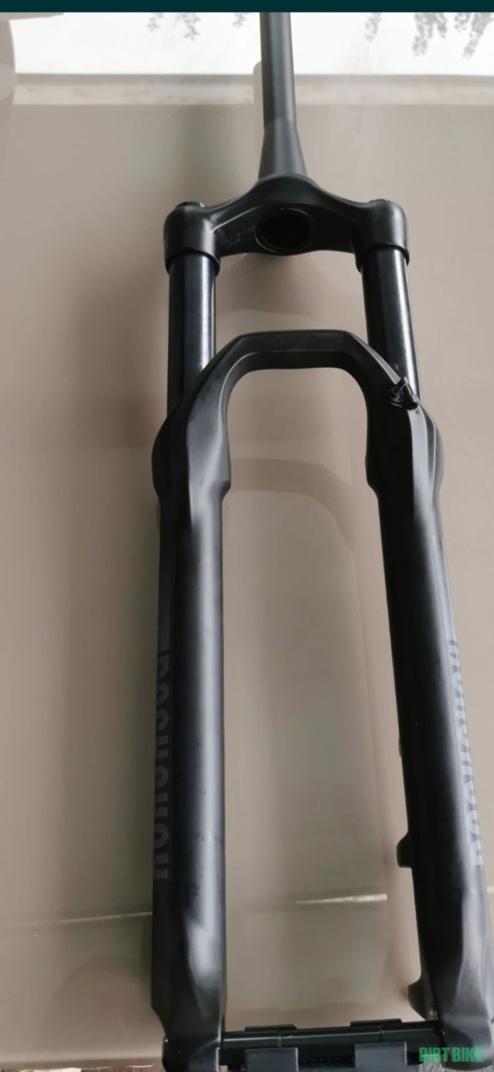 1. Vand furca noua Rock Shox 29 Silver