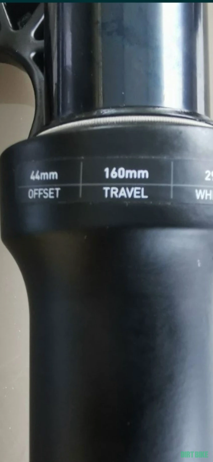 4. Vand furca noua Rock Shox 29 Silver