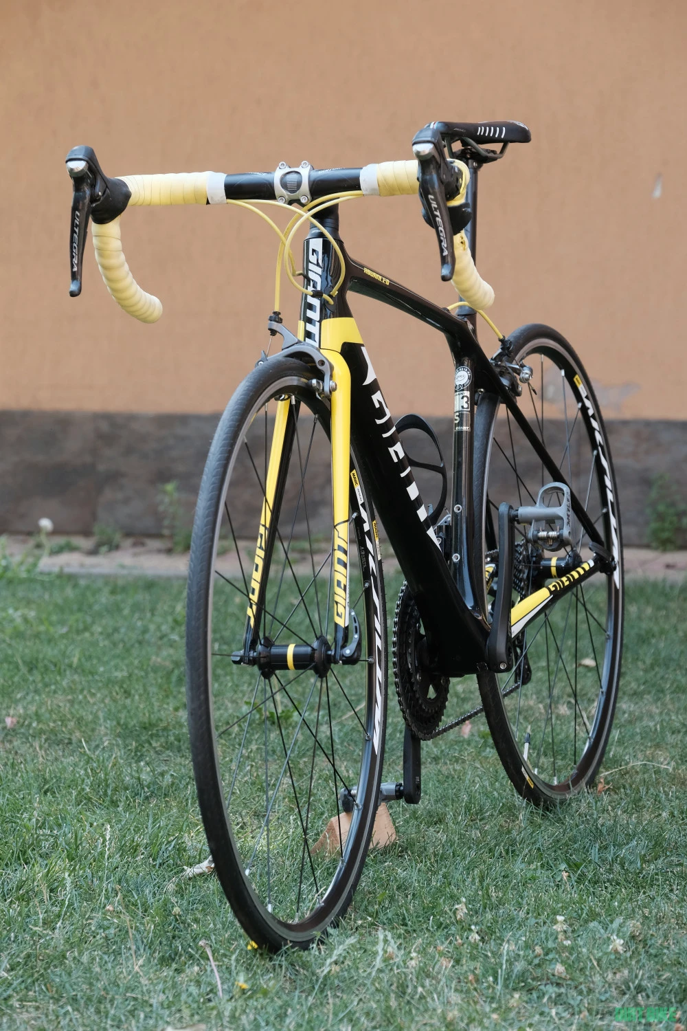 2. Cursieră Giant TCR Advanced 3 – cadru carbon, echipare Shimano Ultegra