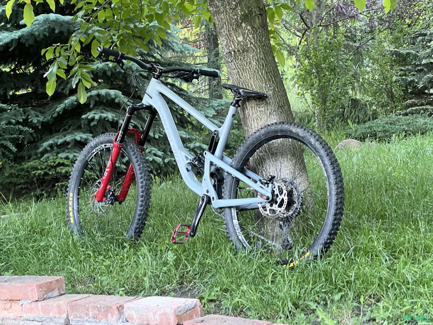 1. Vand santa cruz bronson al marimea xl