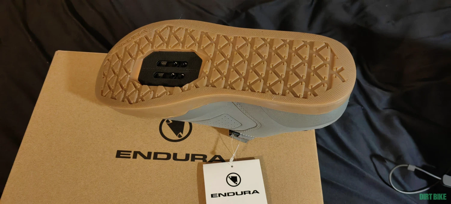 3. Endura Hummvee 44 gri cositor clipless