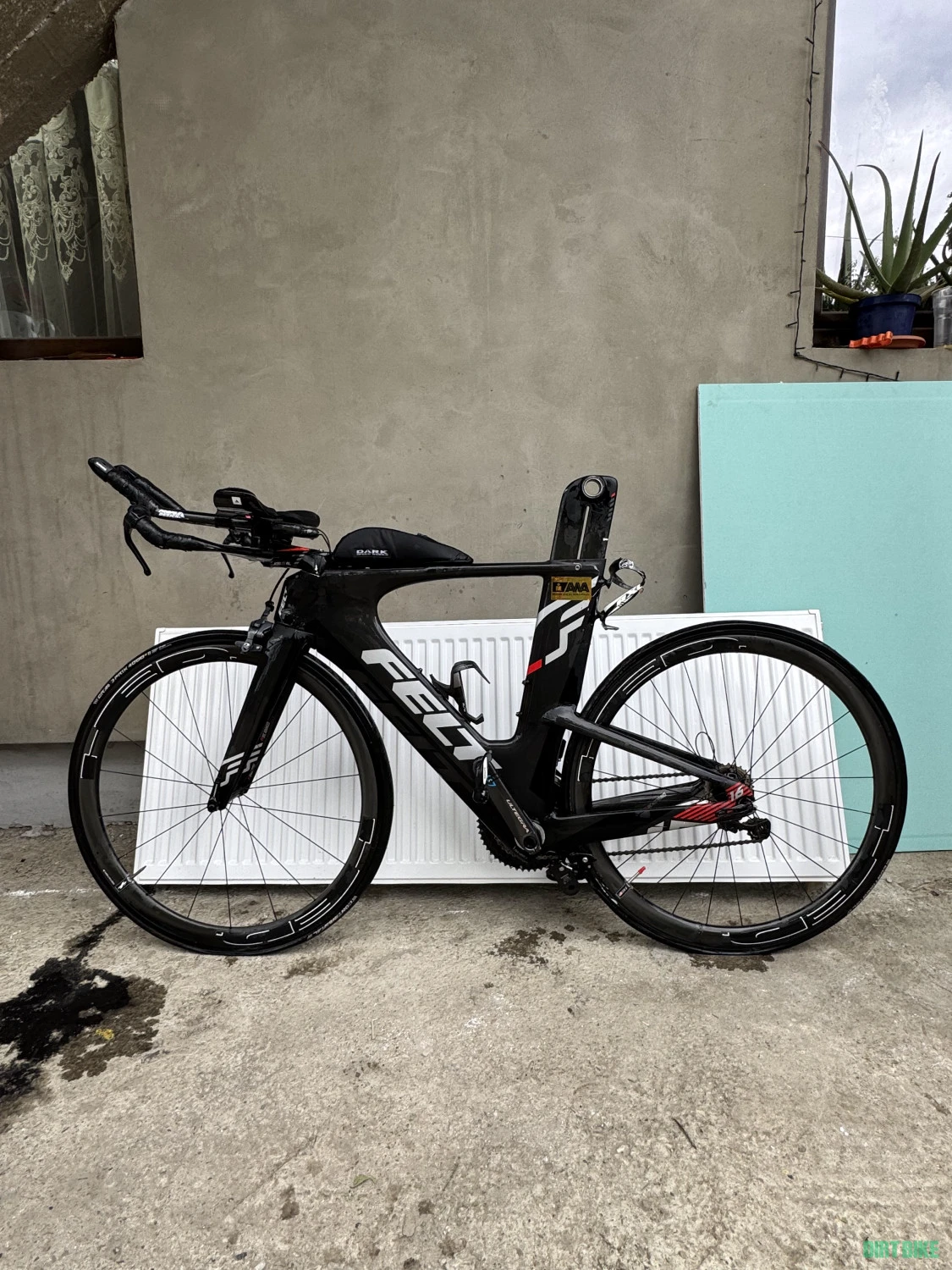 1. De vânzare bicicletă FELT toată din carbon