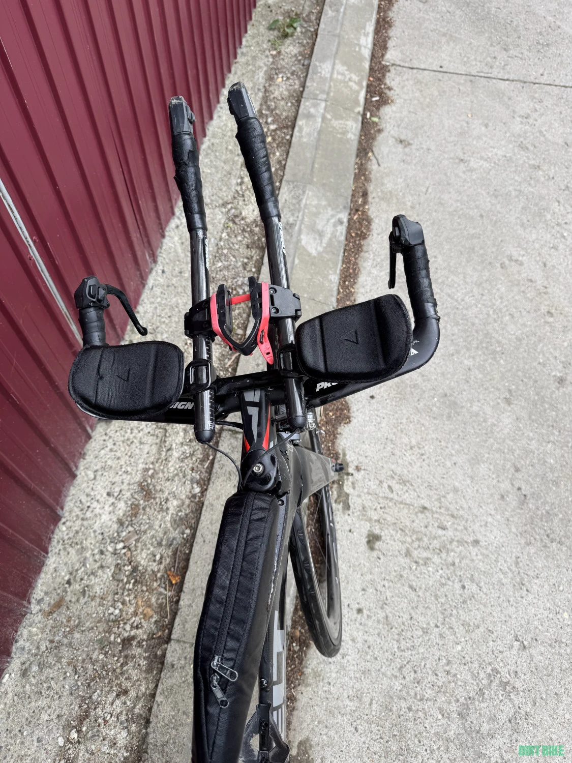 9. De vânzare bicicletă FELT toată din carbon