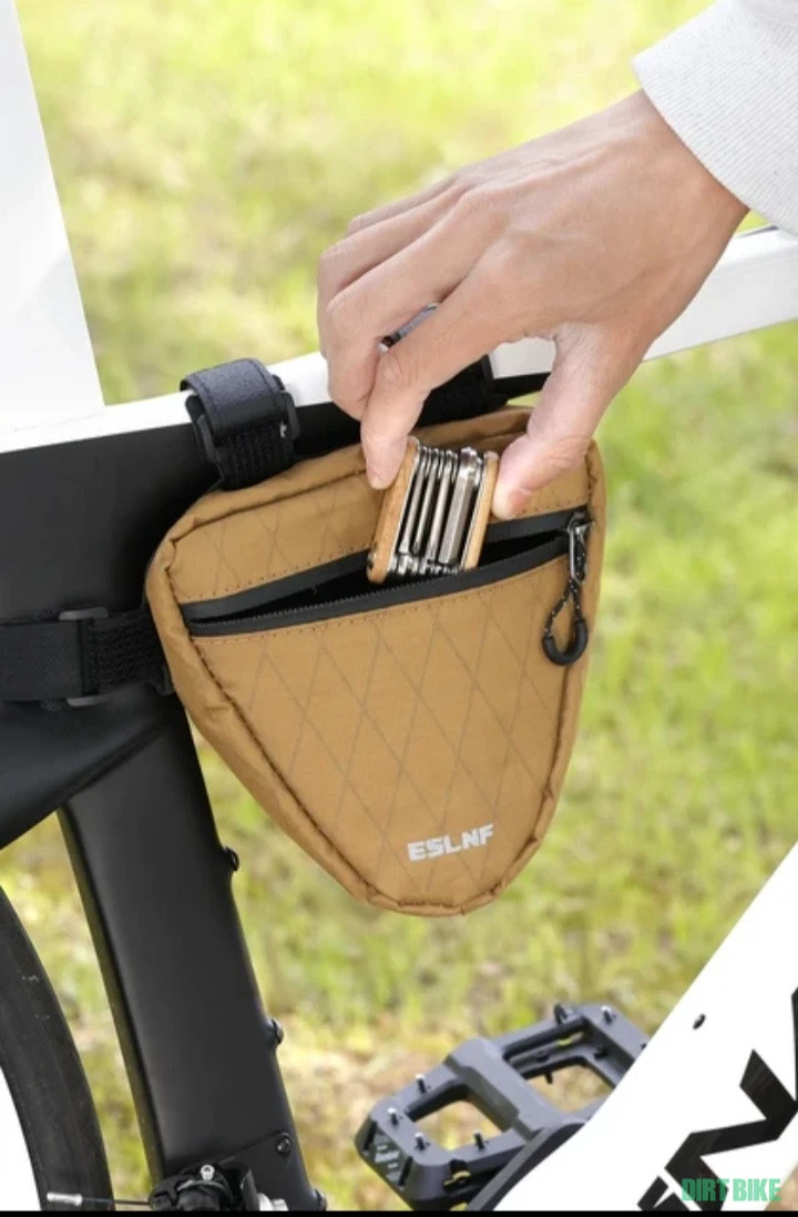1. Geanta impermeabila triunghi cadru bicicleta 0,9L antisoc mtb cursiera