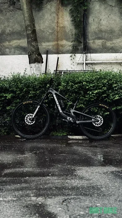 3. Santa Cruz Nomad 6 2023 Kit R + Rockshox Zeb Ultimate Charger 3 190 mm