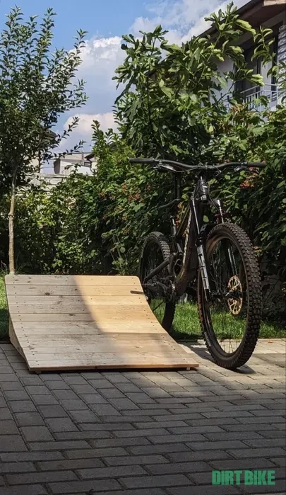 8. Santa Cruz Nomad 6 2023 Kit R + Rockshox Zeb Ultimate Charger 3 190 mm