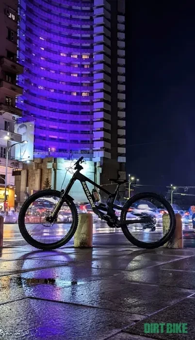 9. Santa Cruz Nomad 6 2023 Kit R + Rockshox Zeb Ultimate Charger 3 190 mm