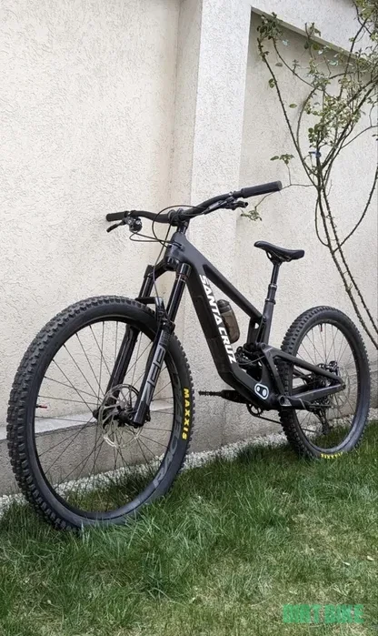 4. Santa Cruz Nomad 6 2023 Kit R + Rockshox Zeb Ultimate Charger 3 190 mm