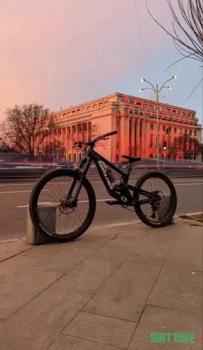 6. Santa Cruz Nomad 6 2023 Kit R + Rockshox Zeb Ultimate Charger 3 190 mm