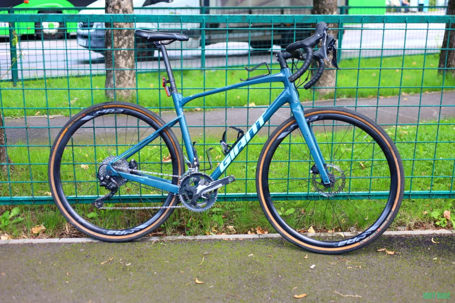 1. Bicicletea GRAVEL - Giant REVOLT 1