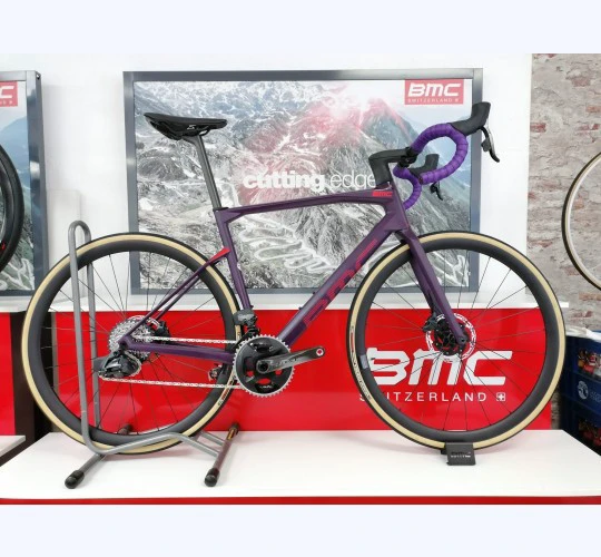 1. 2022 BMC Roadmachine 01 FOUR