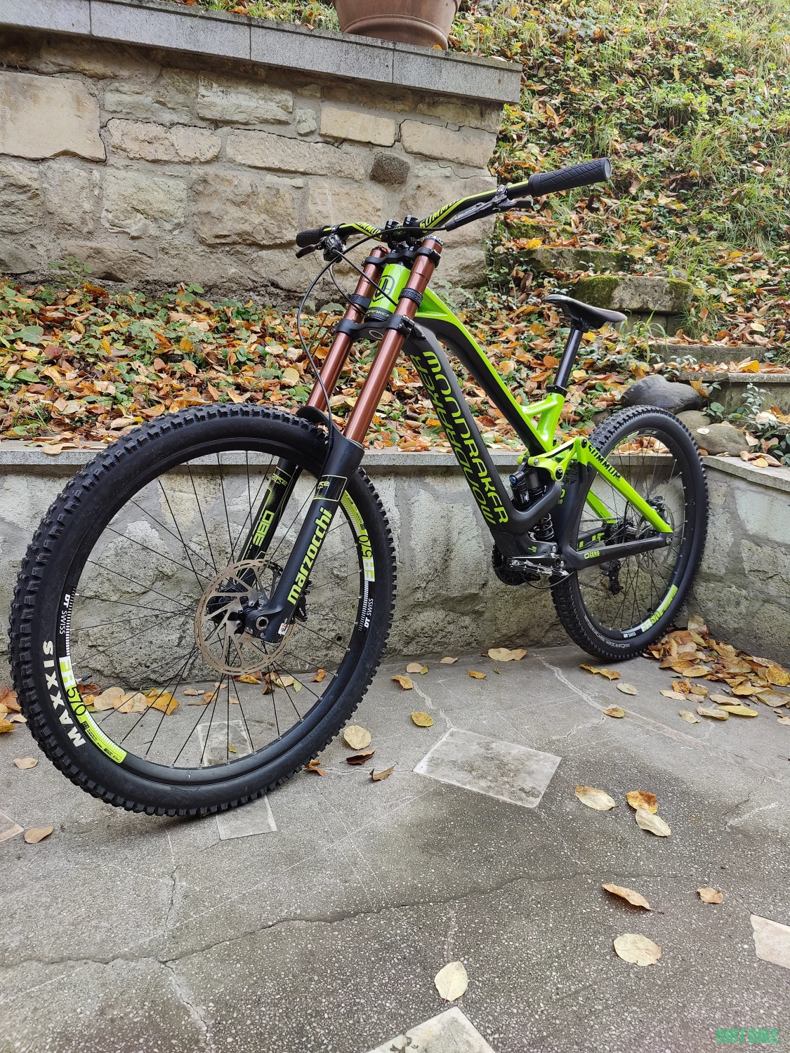 1. Vand bike DH Mondraker Summum Pro