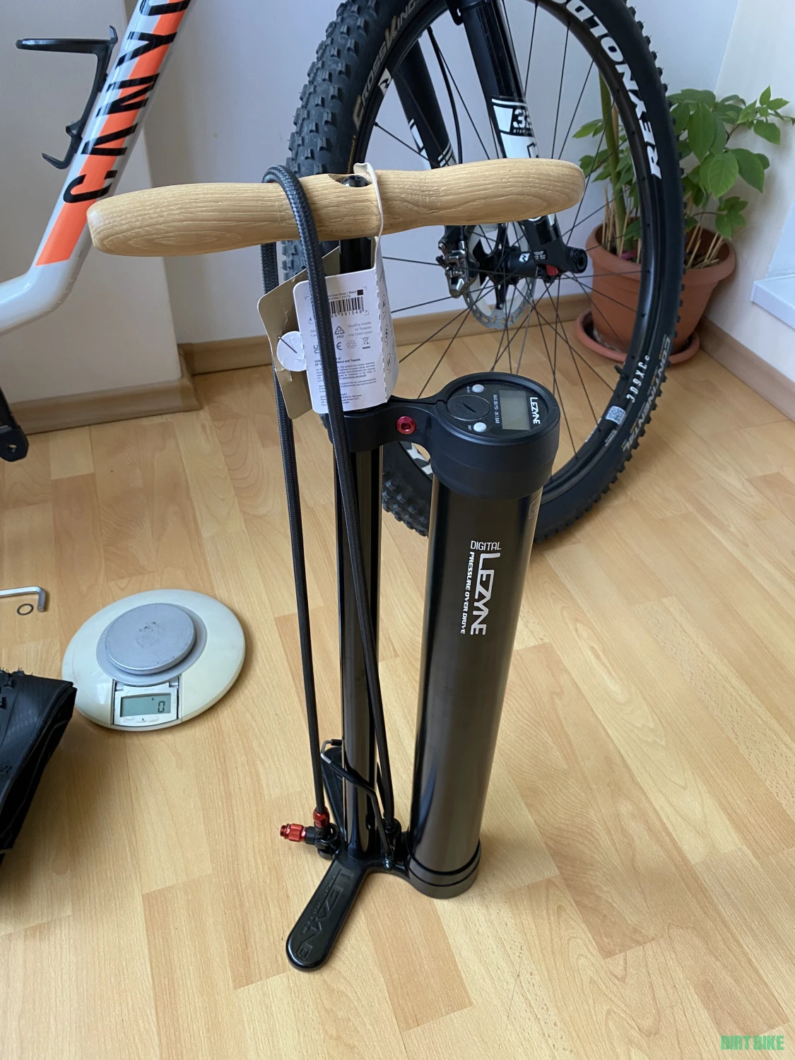 1. Pompa podea Lezyne Digital Pressure Over Drive Tubeless