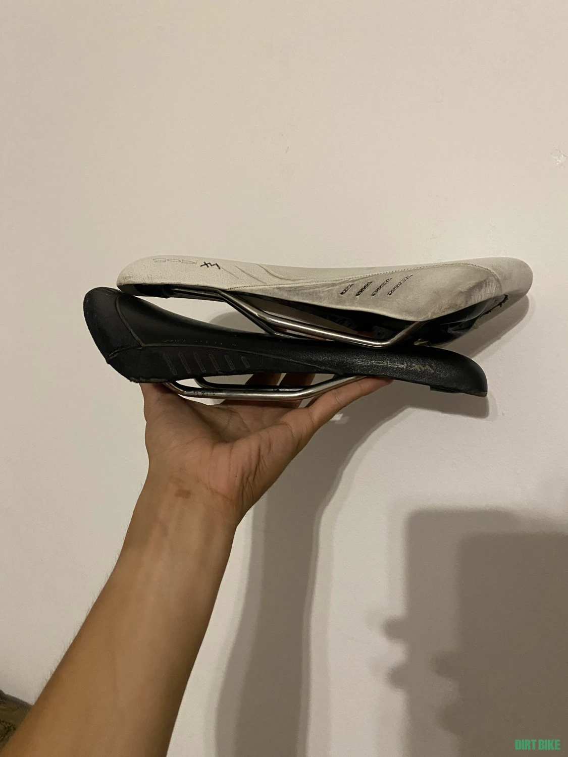 1. Două șei Fizik Gobi XM WingFlex