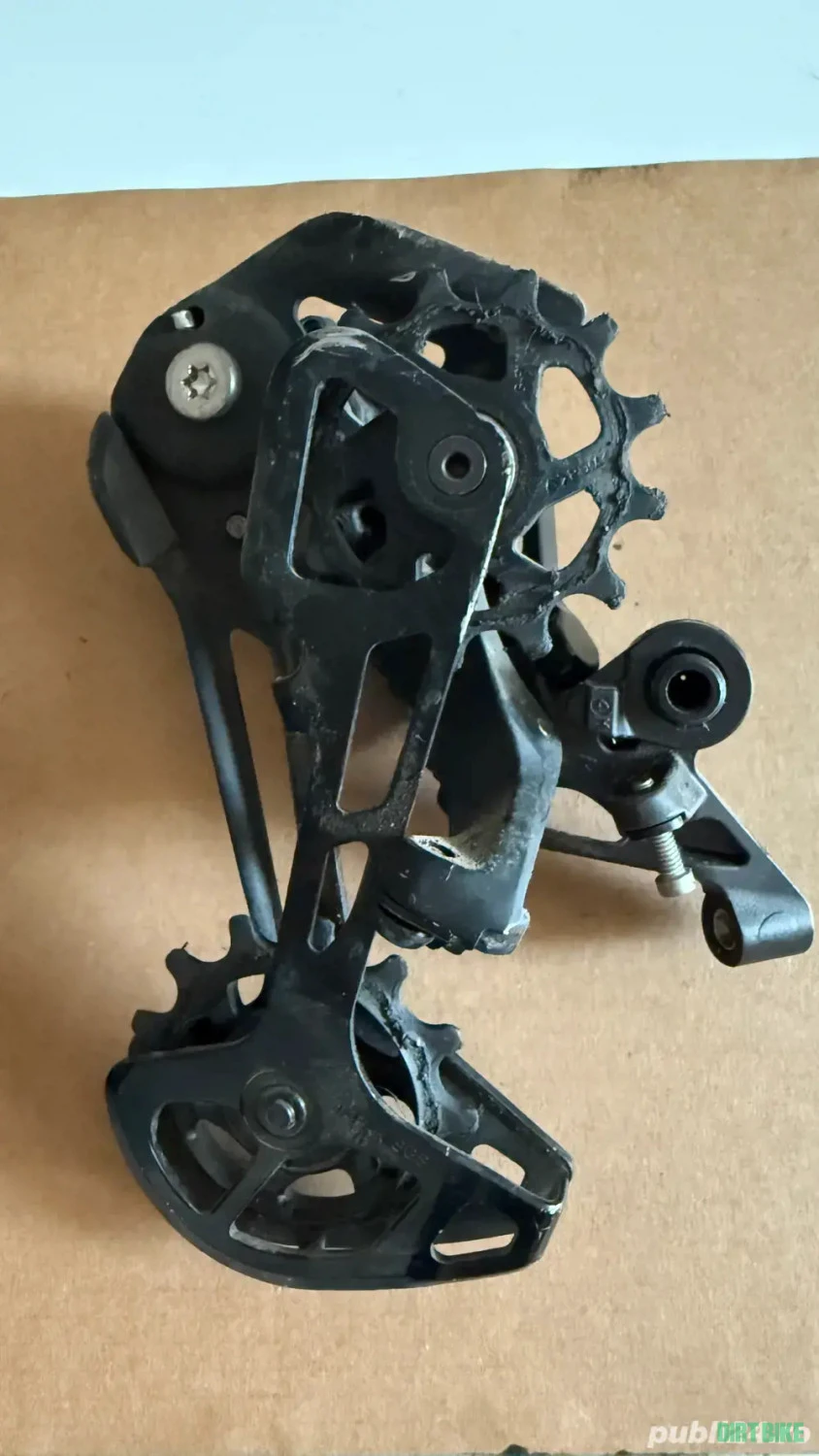 1. Schimbator + Maneta Shimano XT RD-M8100 12 viteze