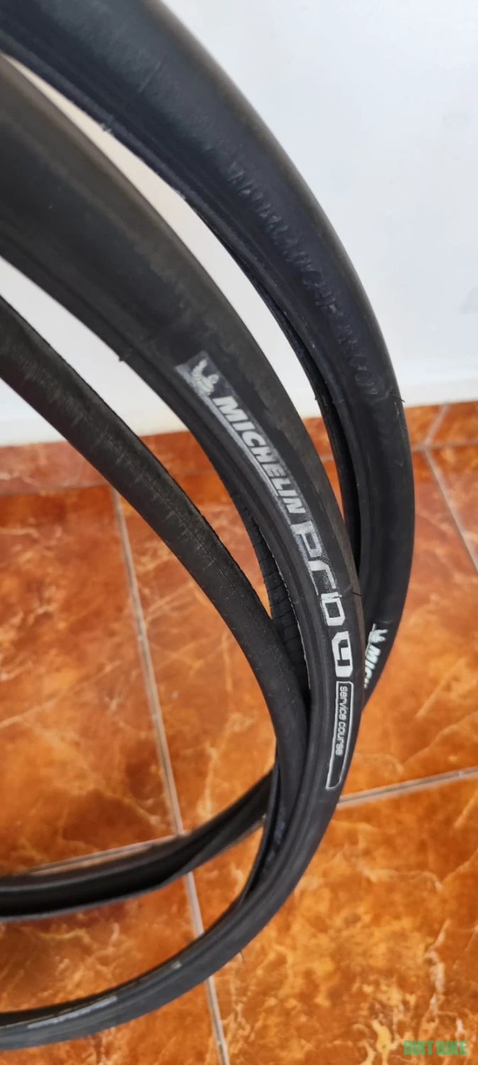 2. Vand set de Michelin Pro4 Service Course pliabil