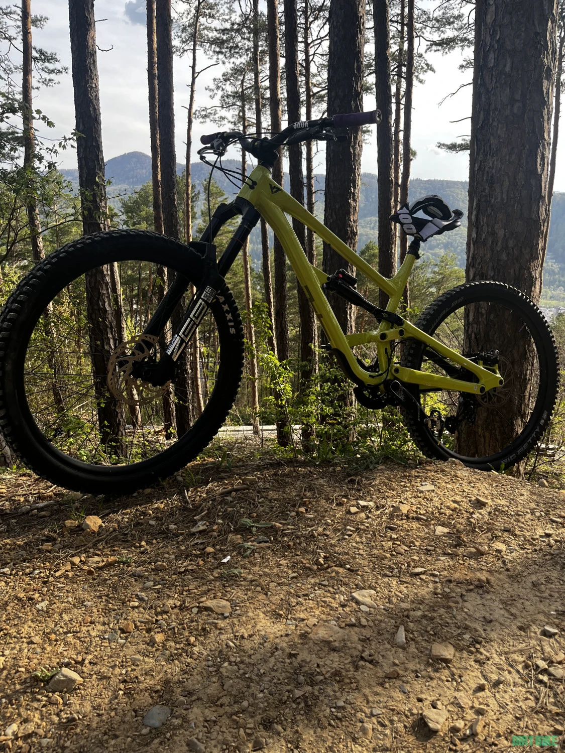1. YT Capra 2024 ; ZEB ULTIMATE CHARGER 3.1 2025, mavic, )