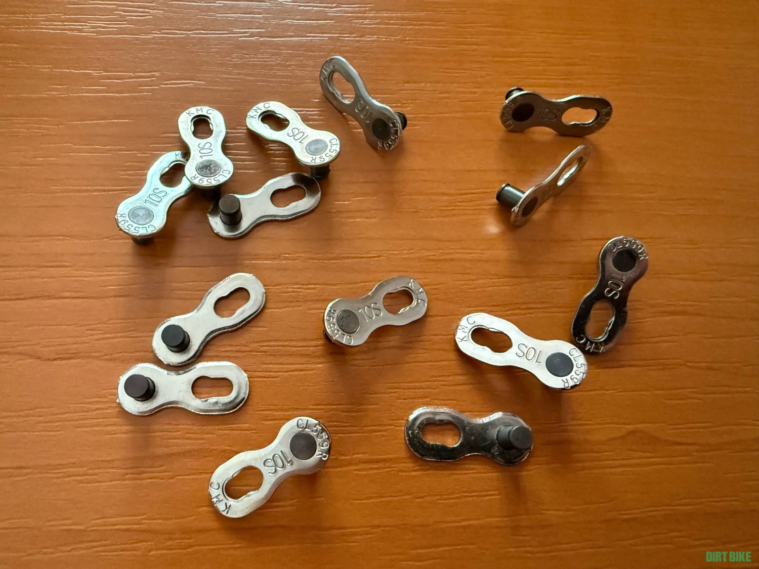 1. Set zale KMC eliberare rapida lant 10 viteze ( quick release chain )
