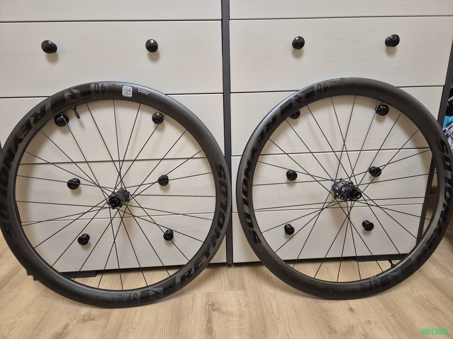 1. Vand roti Reynolds 46 Expert DB pentru cursiera - roata spate cu defect..