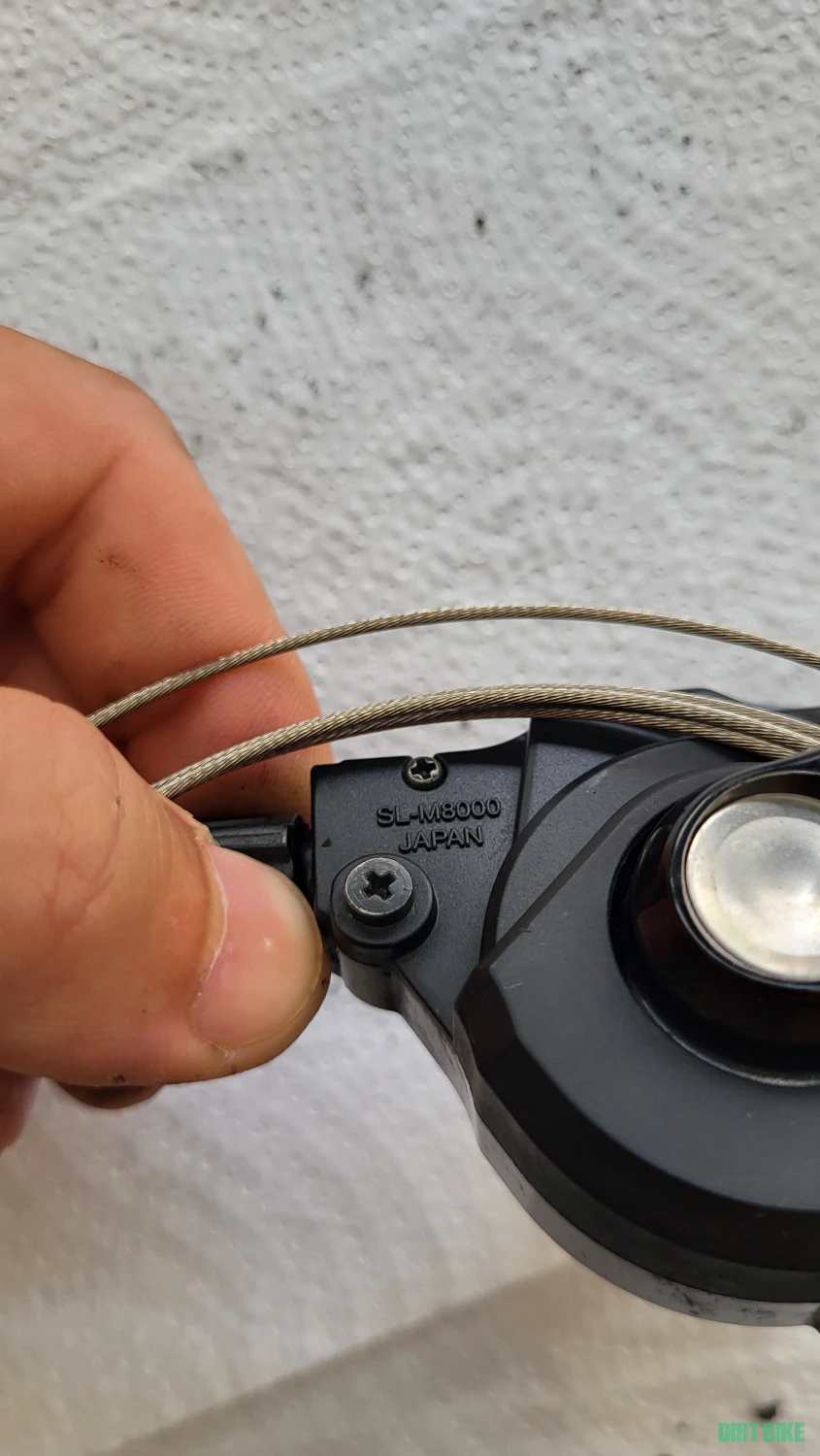 1. Maneta schimbator Shimano SL-M800