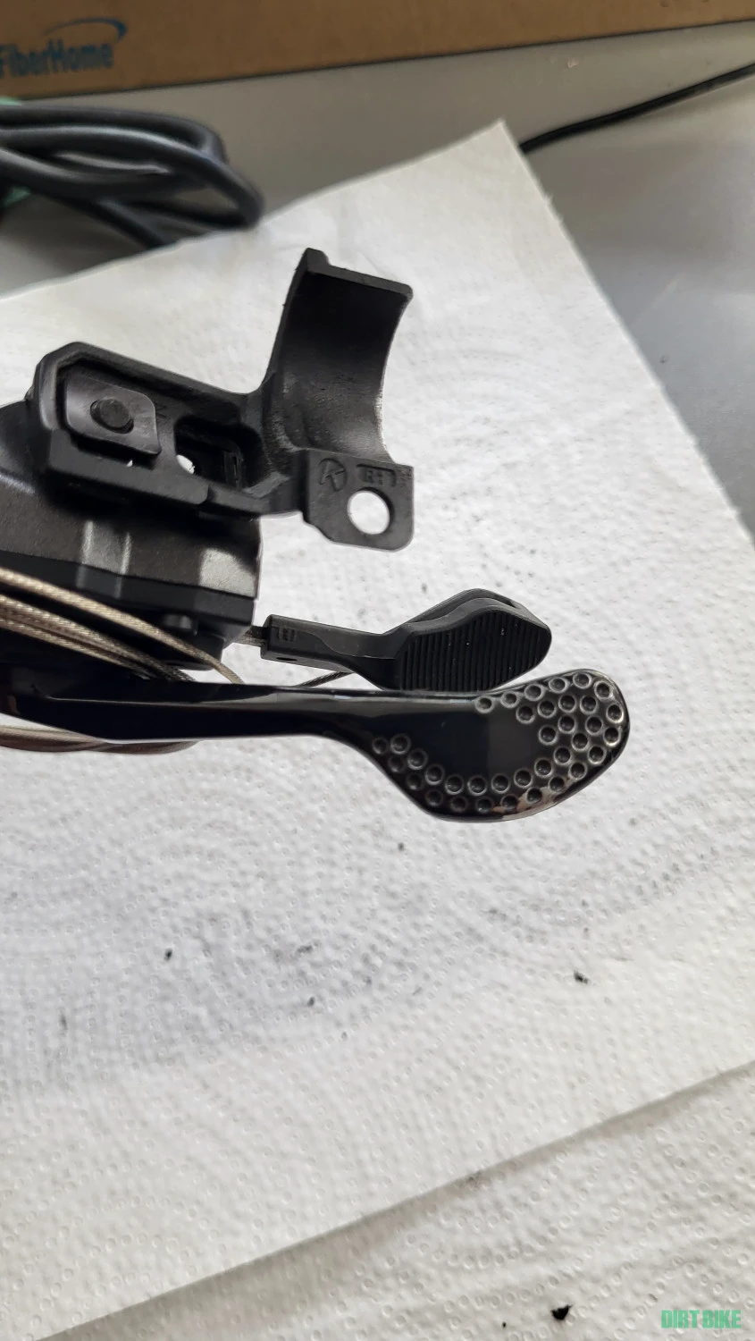 1. Maneta schimbator Shimano SL-M800