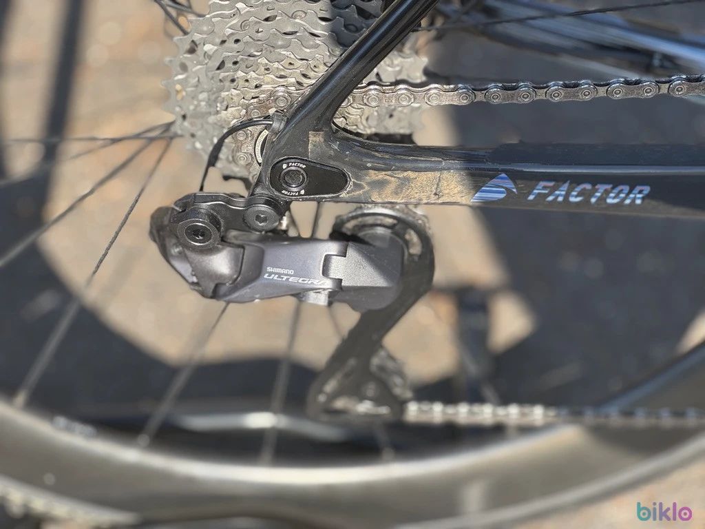 8. 56 Factor Ostro Vam Disc, Ultegra di2 12V, Zipp 303 Carbon