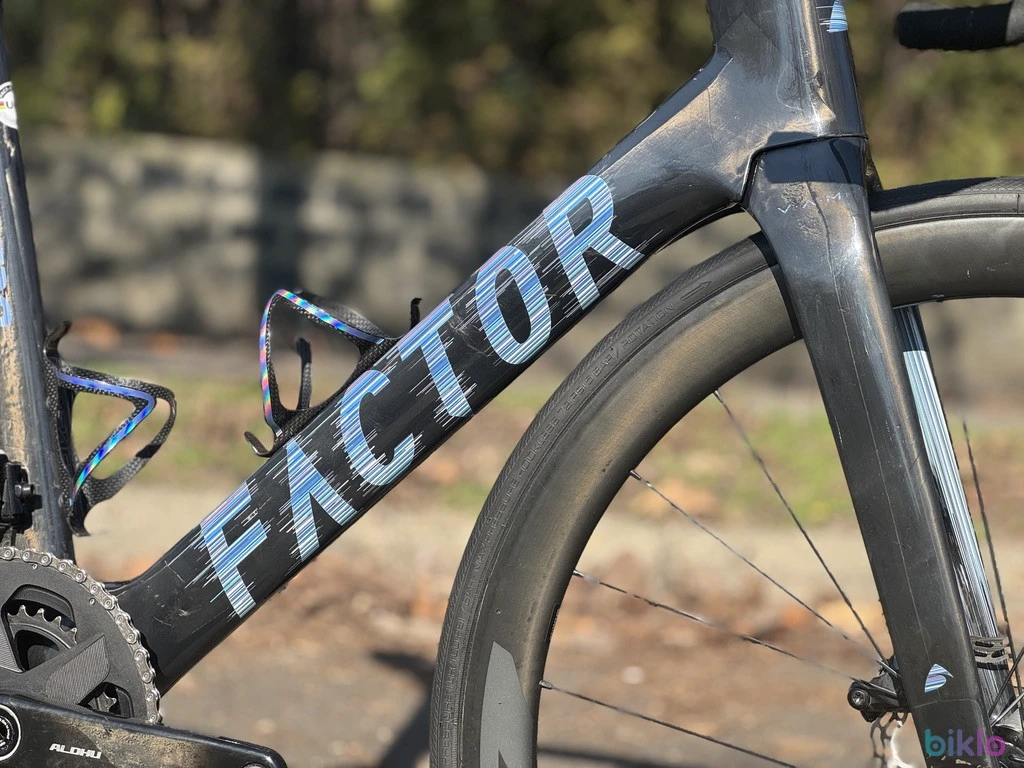 2. 56 Factor Ostro Vam Disc, Ultegra di2 12V, Zipp 303 Carbon