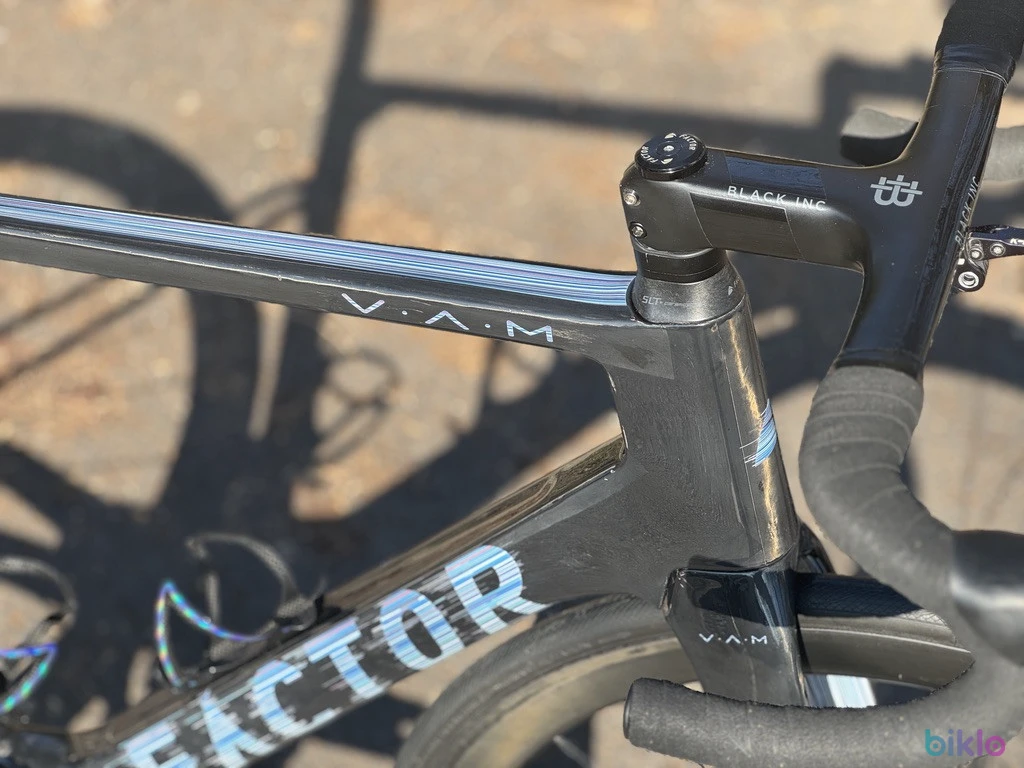 5. 56 Factor Ostro Vam Disc, Ultegra di2 12V, Zipp 303 Carbon