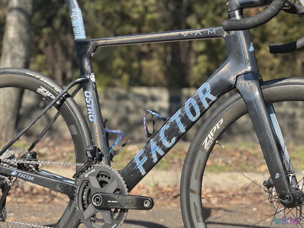 10. 56 Factor Ostro Vam Disc, Ultegra di2 12V, Zipp 303 Carbon