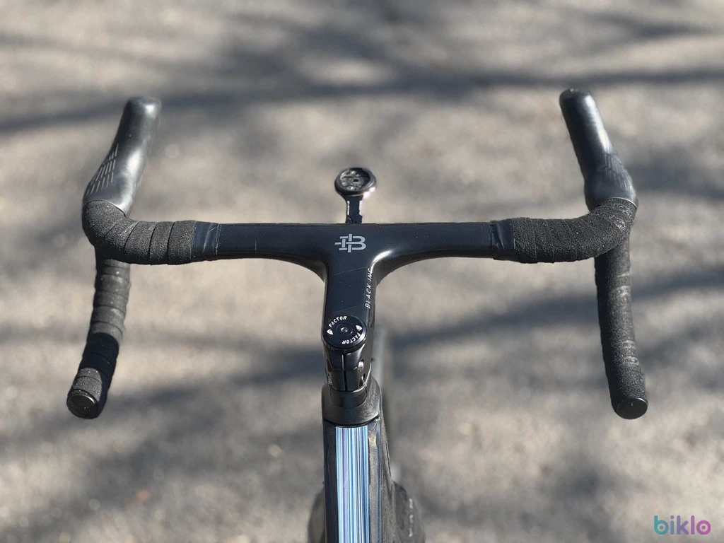 6. 56 Factor Ostro Vam Disc, Ultegra di2 12V, Zipp 303 Carbon