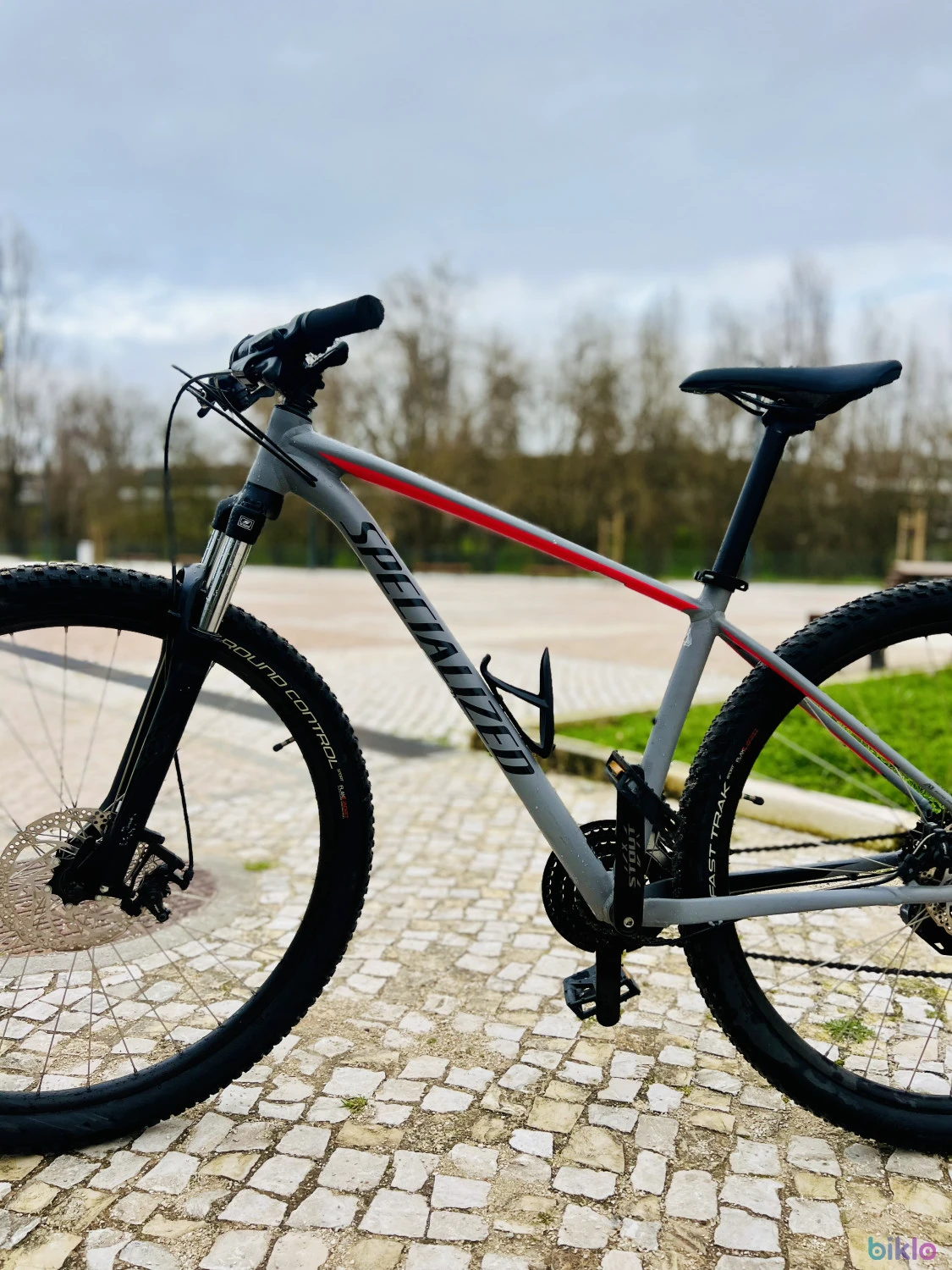 1. Bicicleta BTT Mulher - Specialized Rockhopper Comp 29 (Tamanho M)