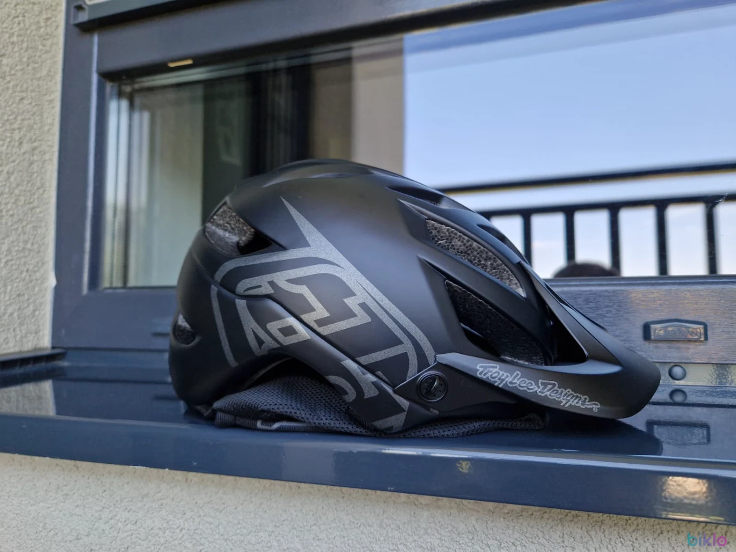 1. Casca Troy Lee Designs A1