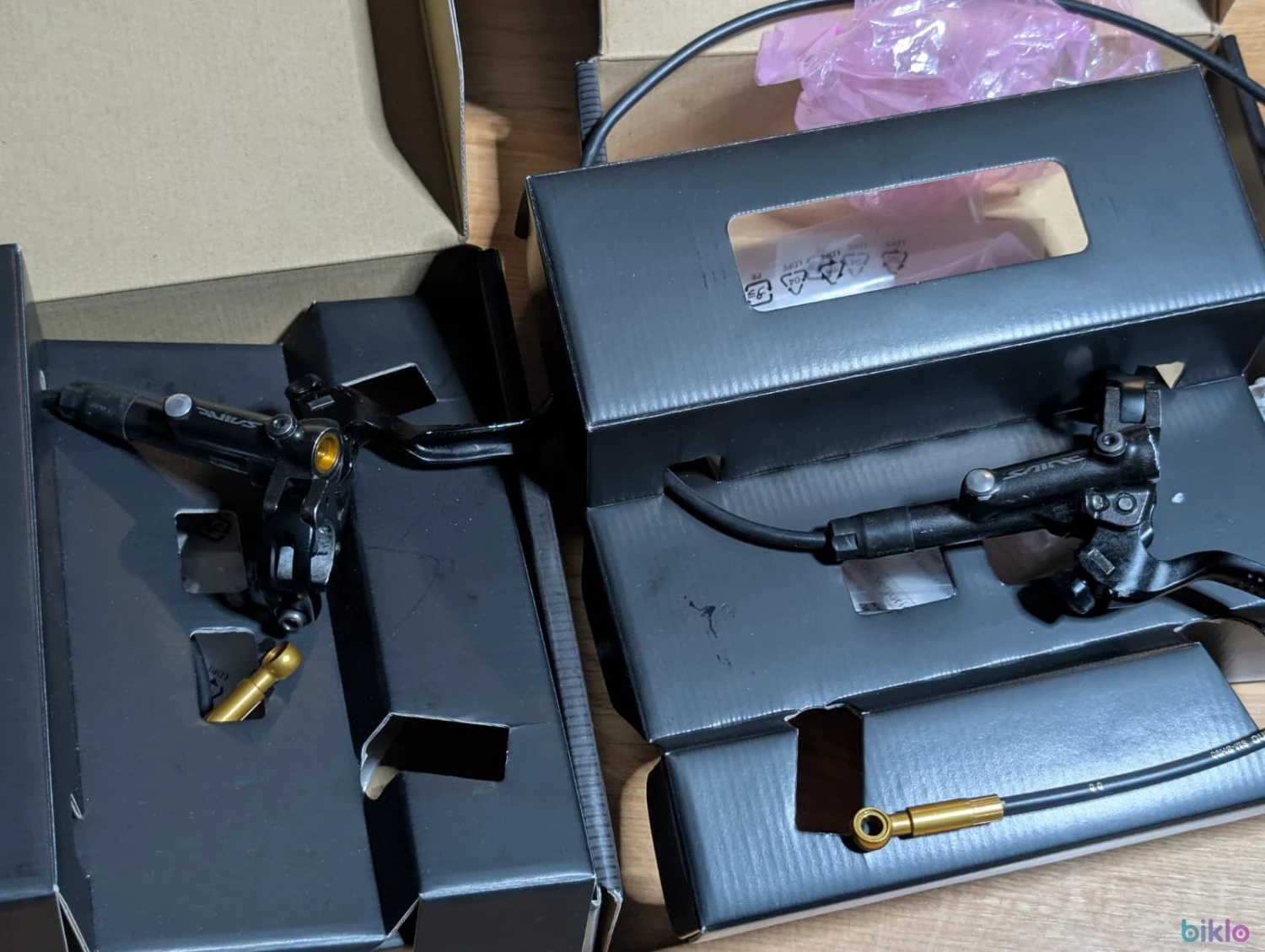 1. Set manete frana Shimano Saint M820