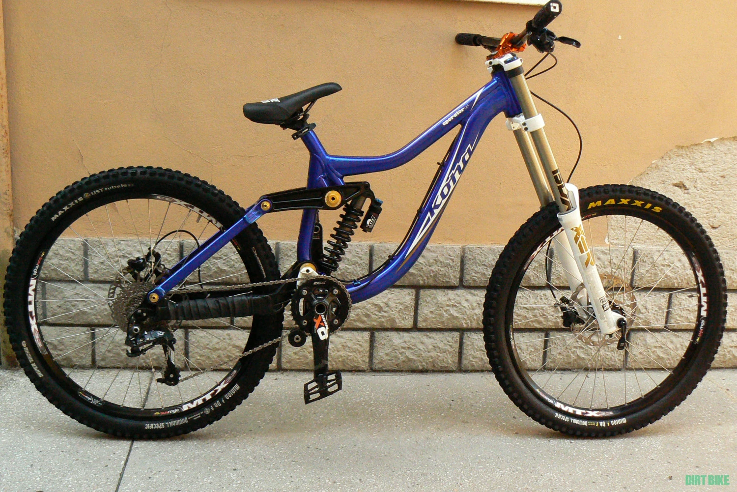 1. Bicicleta downhill Kona