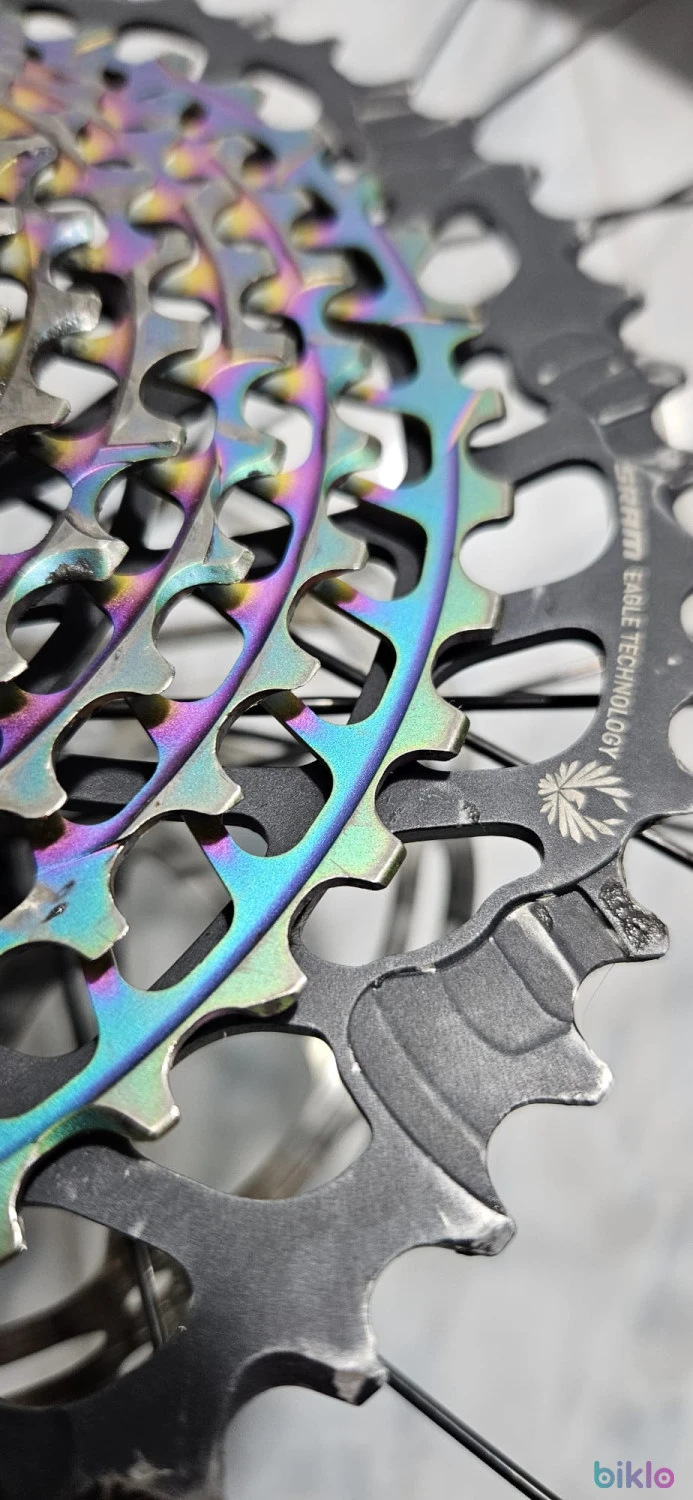 3. Pinioane si lant Sram Eagle XG-1299 10-52T Rainbow