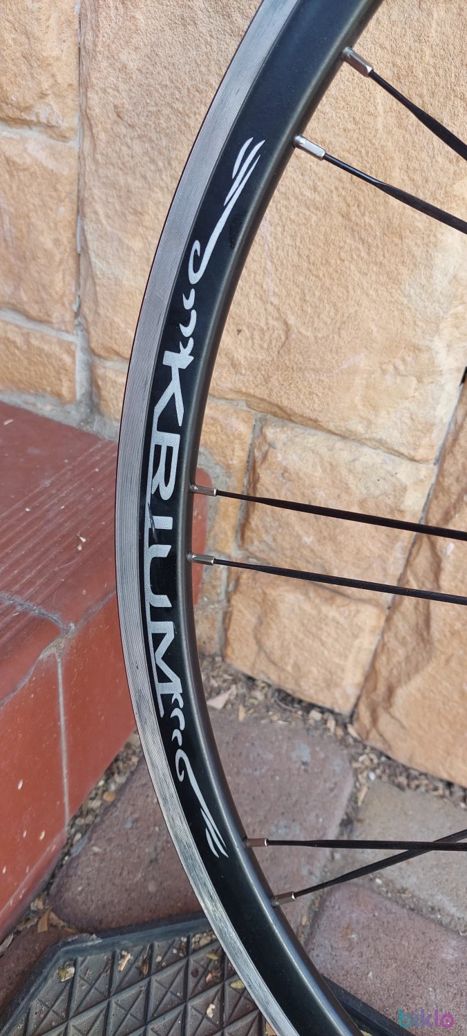 3. Roti cursiera noua cu spite aero si caseta Campagnolo