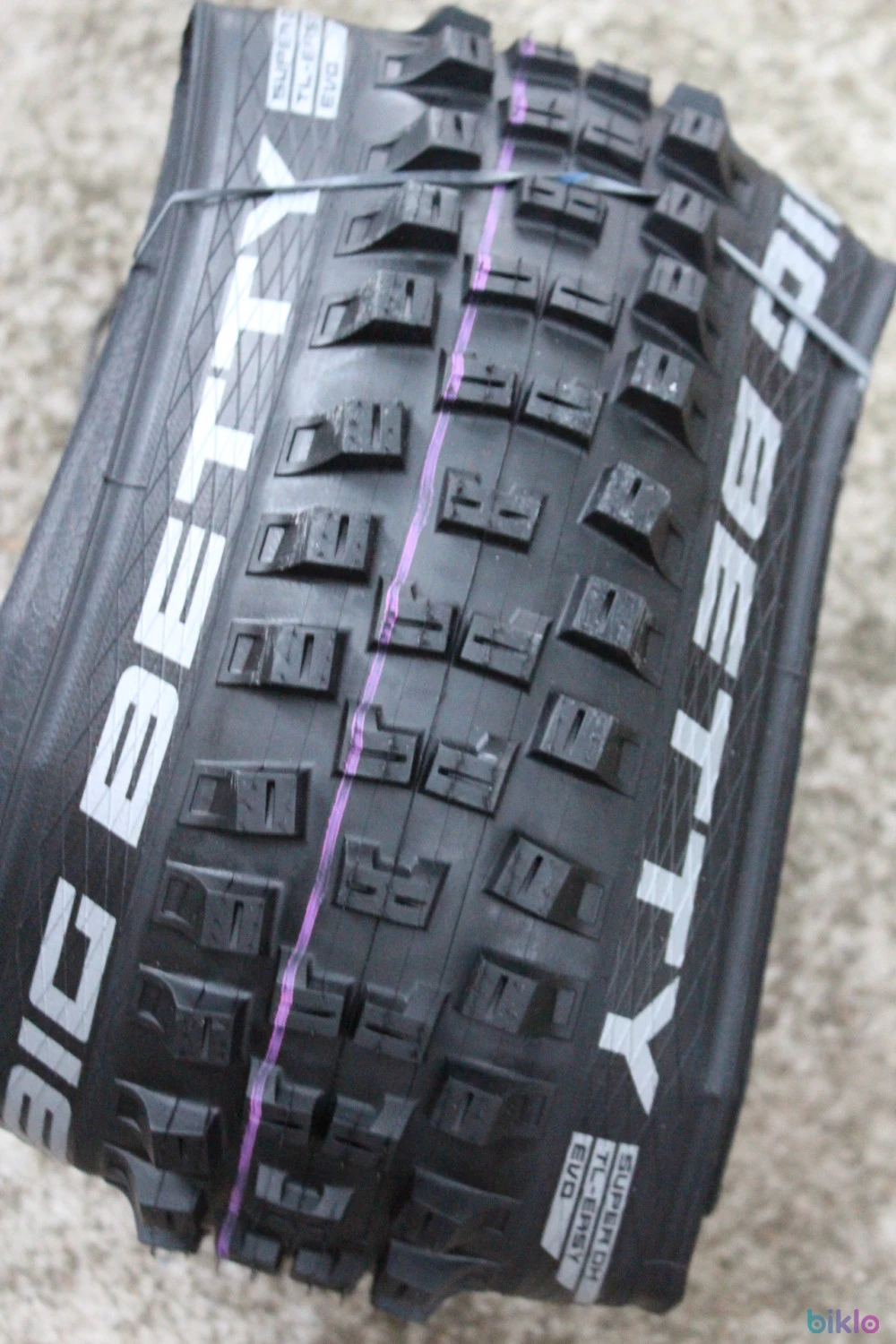 3. Schwalbe Big Betty Evo Super Downhill 27.5x2.40" Addix Ultra Soft E-50 - pliabil TLR