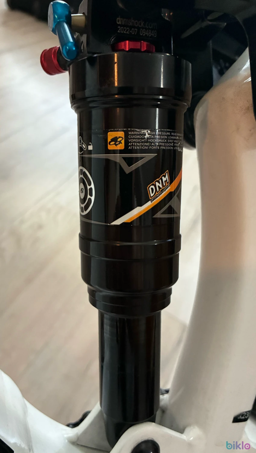 1. Shock / Amortizor spate DNM AO-38 — 190x45 mm (Air, Lockout)