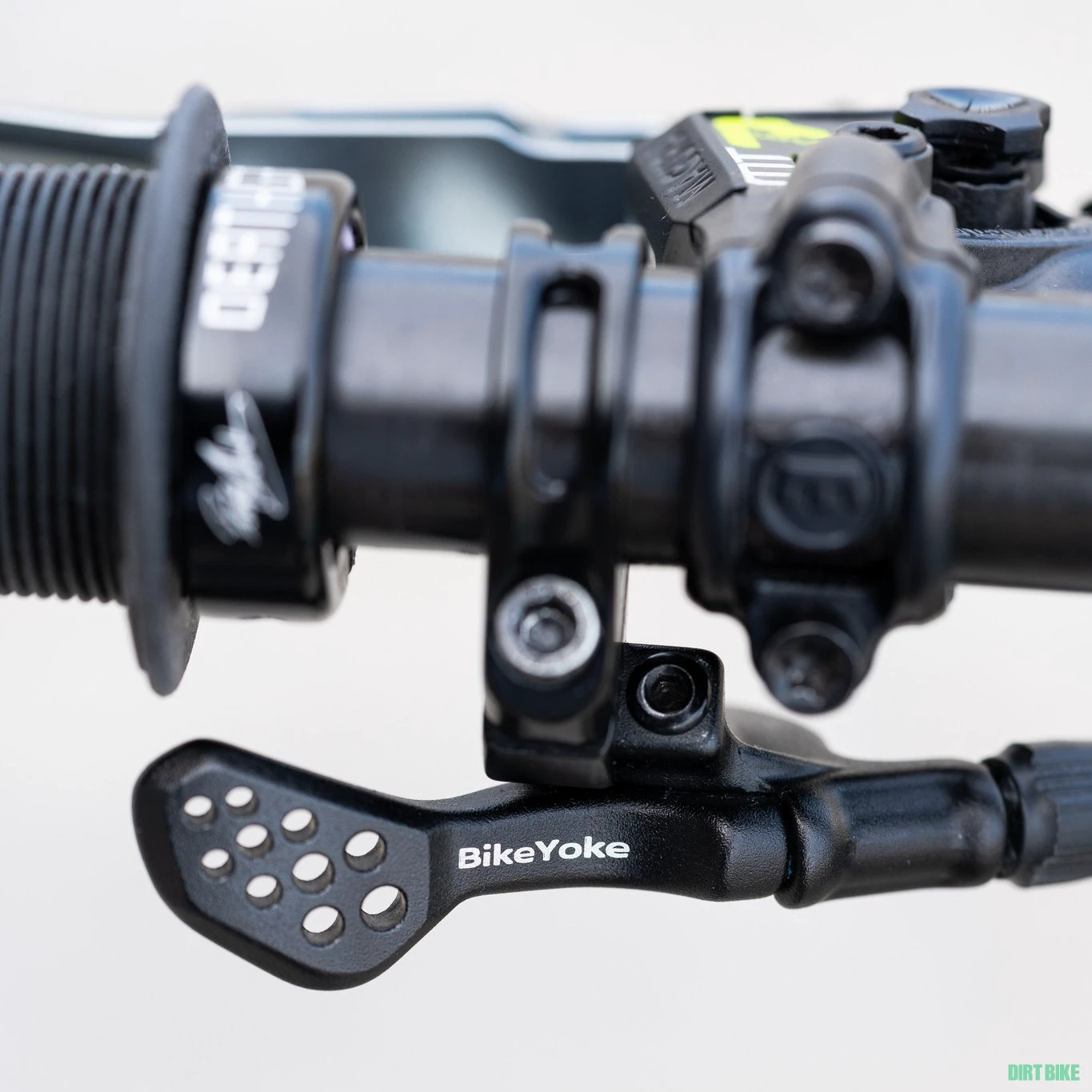 4. NOU! Dropper post BikeYoke Revive / Divine