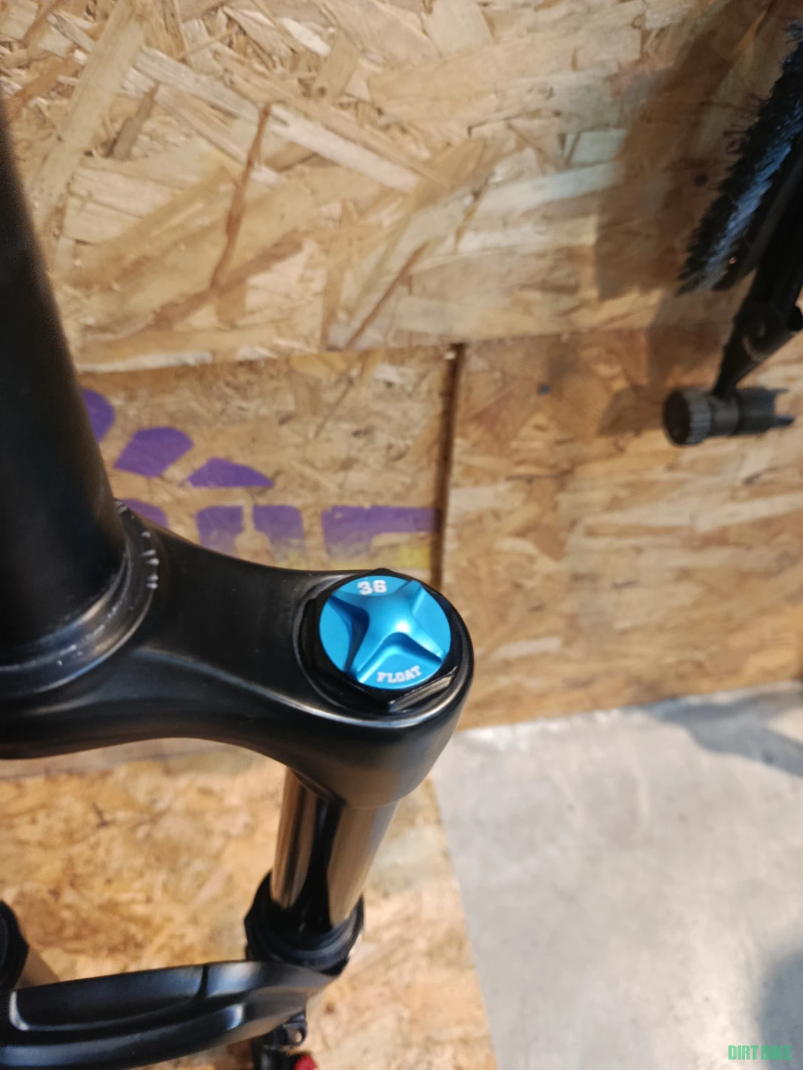 4. FOX 36 Performance Elite Grip2