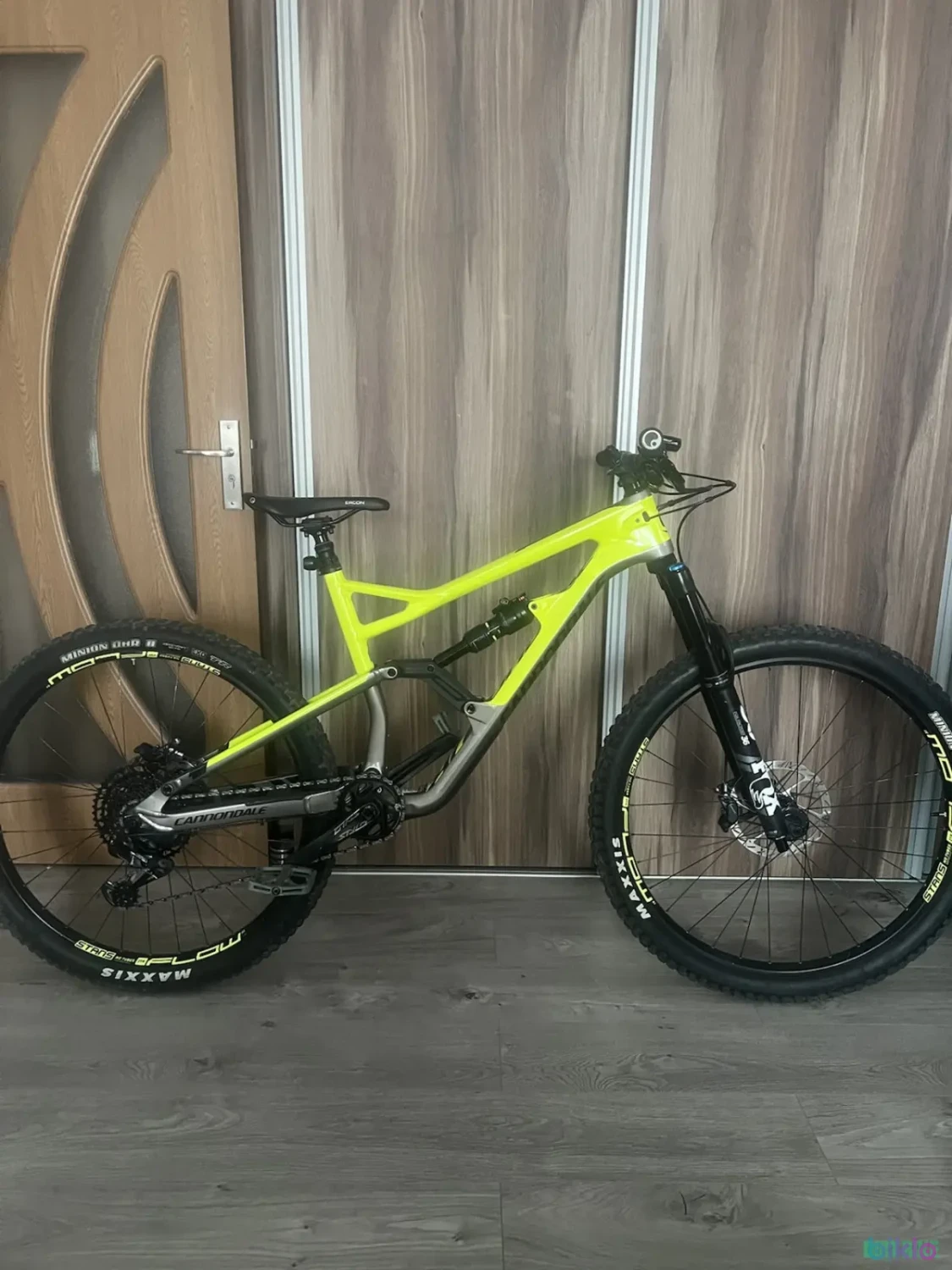 1. Vând Cannondale Jekyll Carbon