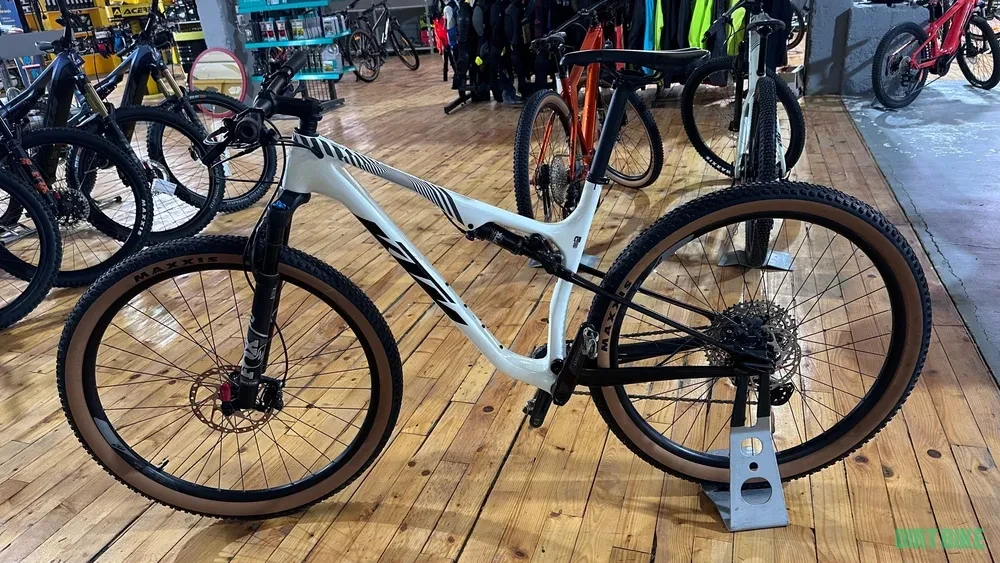 1. Bicicletă full suspension KTM Scarp Elite - carbon