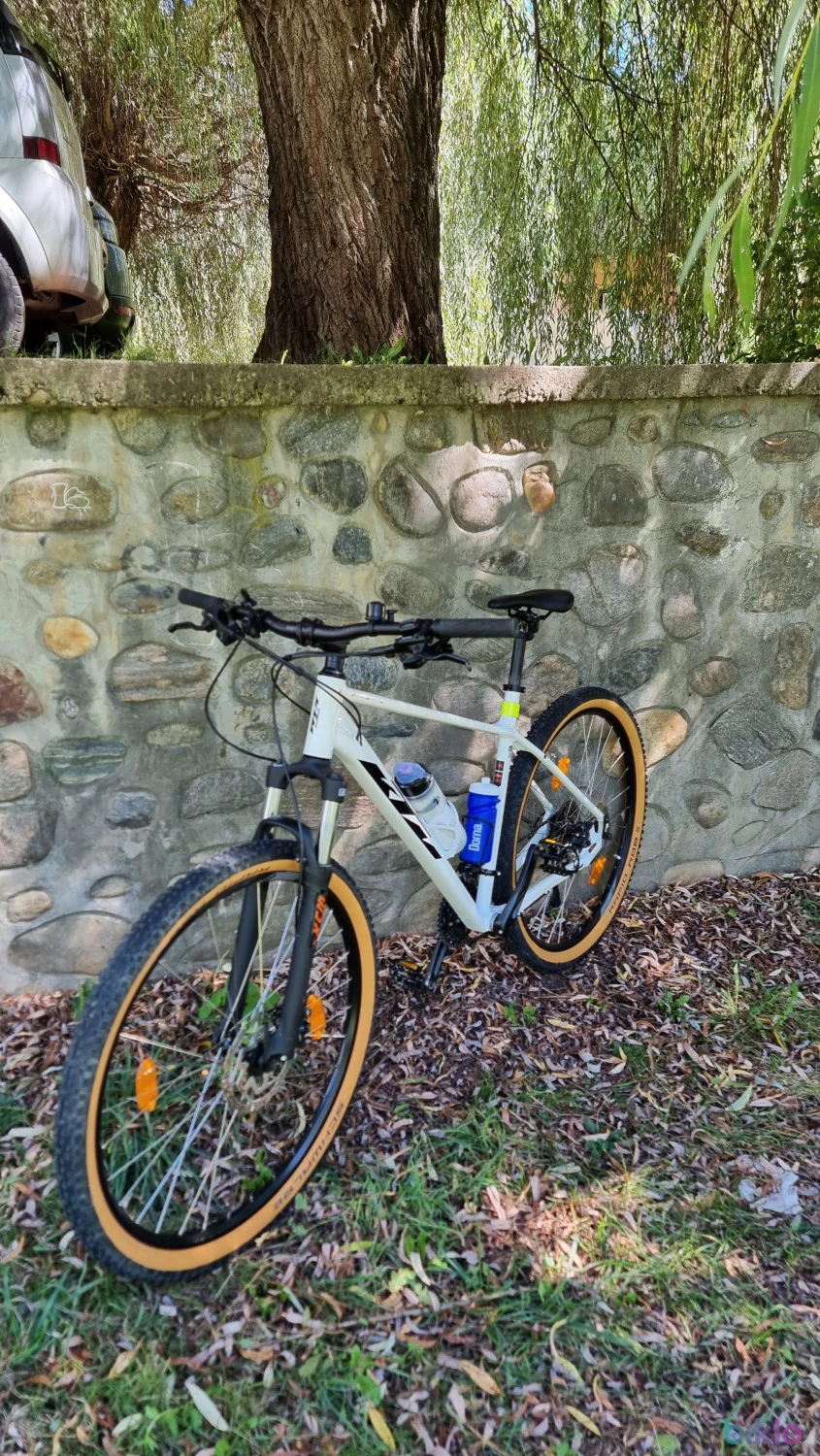 1. MTB KTM cu roti de 29 ".Echipare Shimano XT, 3x10 viteze, furcă cu blocaj pe ghidon.