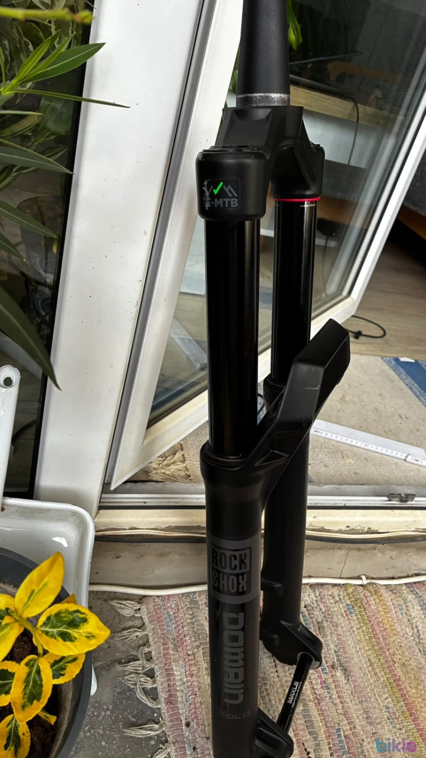 5. Suspensie Rockshox Domain gold 170mm